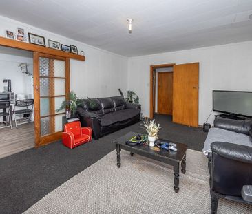 Spacious 3 bedroom brick house and fully fenced - Photo 3