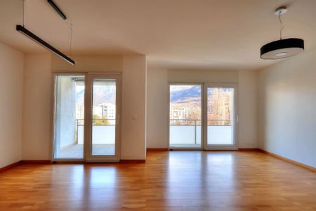 Luminous 3.5 room apartment on the banks of the Rhône - Photo 2