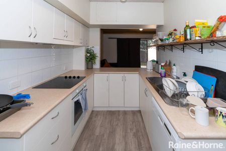 STUNNING IDEALLY LOCATED TOWNHOUSE - Photo 3