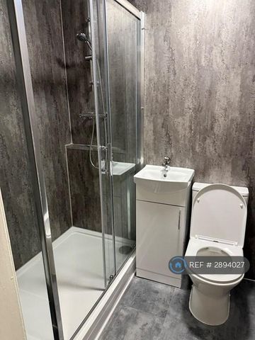 3 bedroom flat to rent - Photo 3