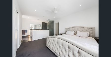 Modern living with convenience and energy efficiency - fully furnished with solar and EV charger! - Photo 3