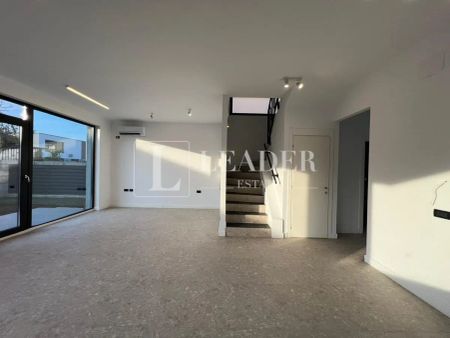Vilă modernă cu terasă panoramică și design contemporan - Fotografie 3