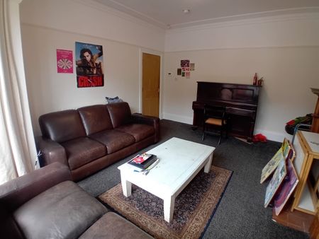 6 Bed - 21 Manor Terrace, Headingley, Leeds - LS6 1BU - Student - Photo 3