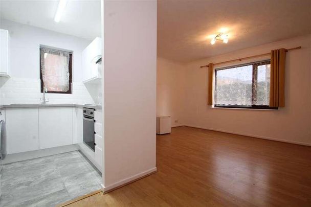 Turnpike Lane, Uxbridge, UB10 - Photo 1