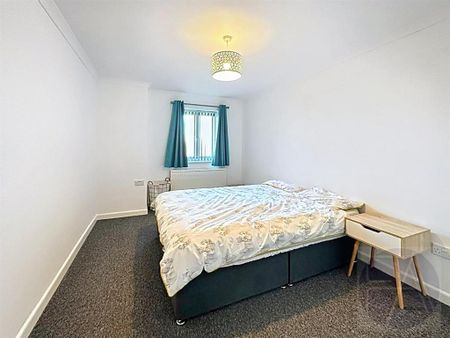 3 bedroom flat to rent - Photo 4