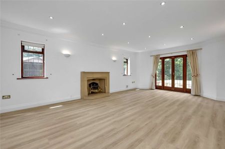 Five bedroom detached family home located in a private cul-de-sac in Ascot. - Photo 5