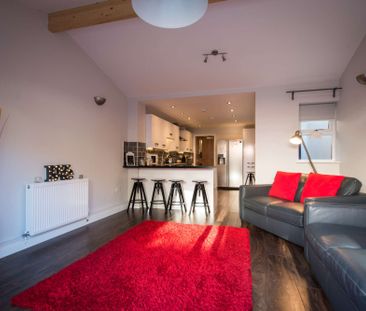 Modern with beautiful original features - Photo 2