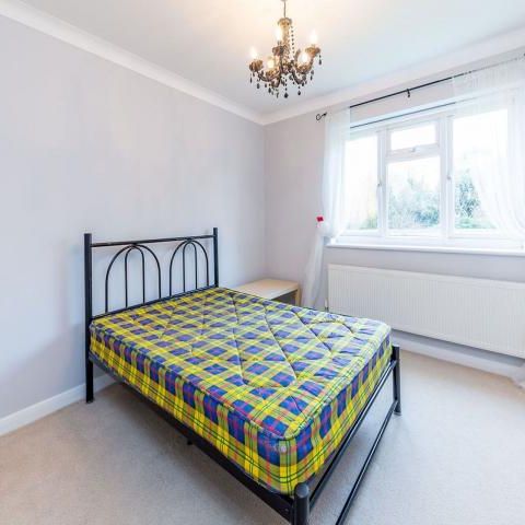 beautiful and spacious 2 double bedroom property on a quiet residential street - Photo 1