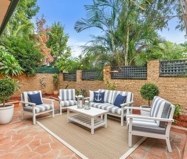 Centrally Located, Expansive And Private, Dual Storey 3 Bedroom, 2.... - Photo 4