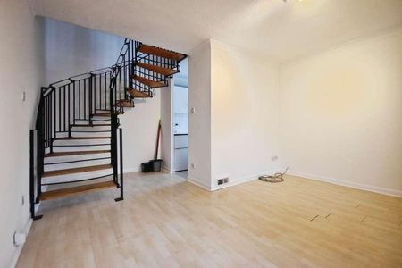 Manor Vale, Brentford, TW8 - Photo 3
