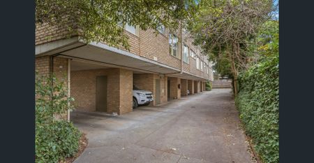 Fantastic location and lifestyle stone's throw to Camberwell Junction & Train Station - Photo 2