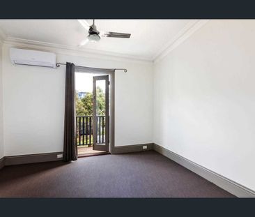 Charming 2-Bedroom Terrace in a Vibrant City-Fringe Location - Photo 2