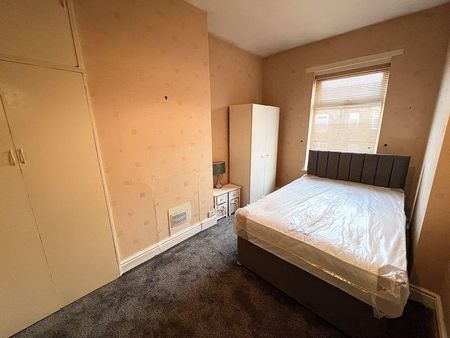 1 bedroom in a house share to rent - Photo 3