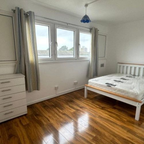 Room in a Shared Flat, Hersham Close, SW15 - Photo 1