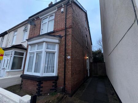 4 bedroom semi-detached house to rent - Photo 3