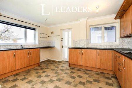 4 bedroom house to rent Como Place, Newcastle, ST5 - Photo 5