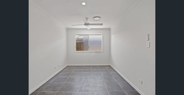 Modern Family Living with two living areas - Photo 1