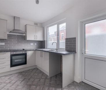 2 bedroom end of terrace house to rent - Photo 5