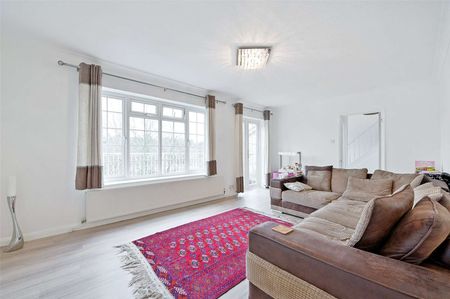 Impressive four bedroom home spread over three floors in Harcourt Close - Photo 3