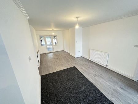 3 bedroom semi-detached house to rent - Photo 2