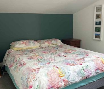 Charming 1BR Flat with Balcony & Garden - Photo 3