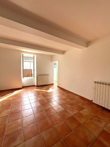 ROGNONAS - Partie de mas en campagne avec terrasse, cour et garage., - Photo 2