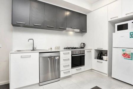 Perfectly Positioned in University Hill! - Photo 4