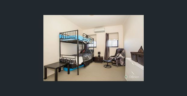 STUNNING TOWNHOUSE. - Photo 1