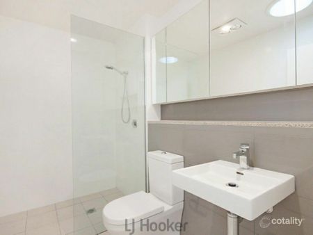 Modern Executive Townhouse in a Prime Location - Photo 5