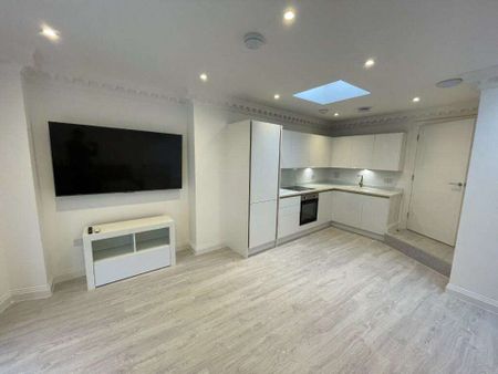 Located in the heart of Reading town centre is this 2 bedroom apartment to rent. - Photo 2