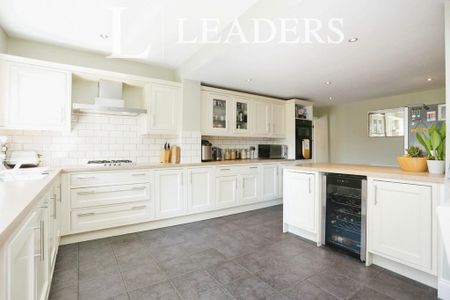 4 bedroom semi-detached house to rent - Photo 5
