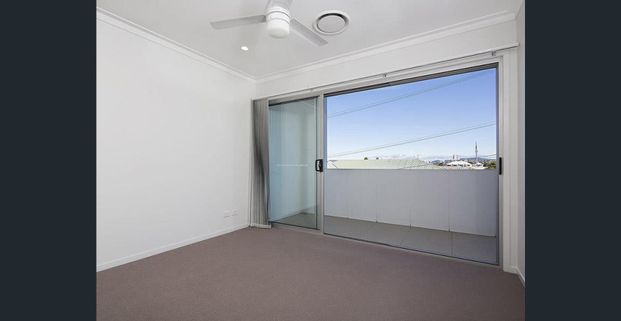 Private, Stylish & Secure in the Heart of Bulimba - Photo 1