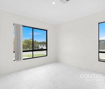 Brand New Modern Family Home Opposite Parklands - Photo 3