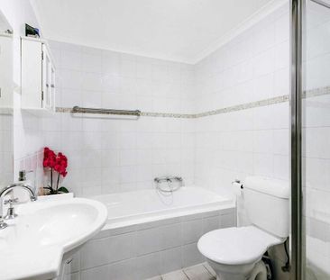 Spacious split level penthouse apartment in Kogarah CBD - Photo 2