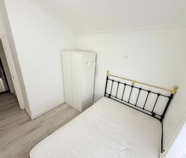 Medium size bedroom close to ilford station £750 pcm - Photo 5