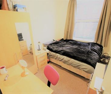 4 Bed - 4 Village Avenue, Burley, Leeds - LS4 2NT - Student - Photo 3