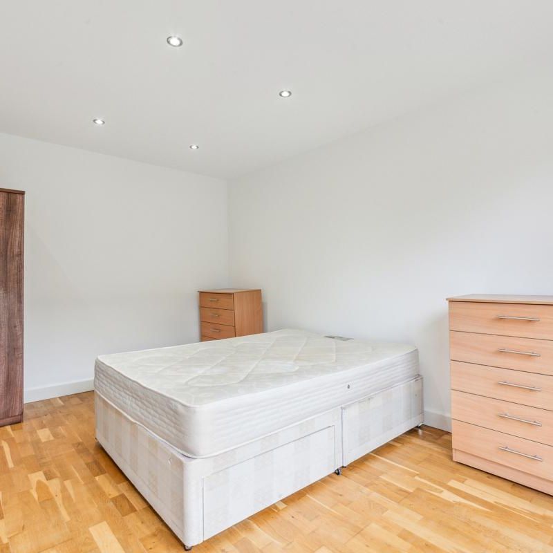 4 bedroom house in London - Photo 1