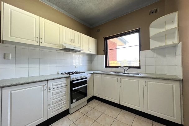 Spacious Unit - Conveniently Located - Photo 1