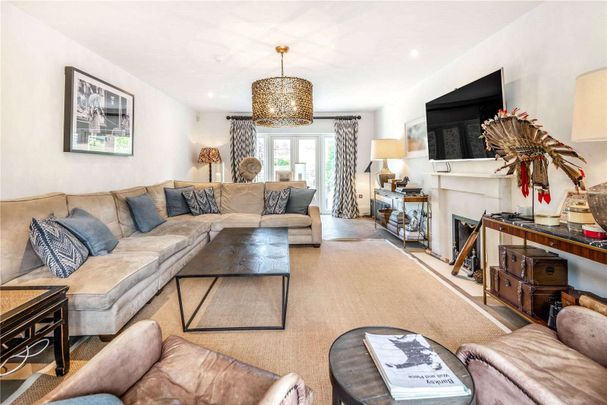 A substantial residence set in a sought after gated development set in pretty landscaped gardens. - Photo 1