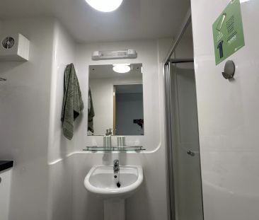 Silver En Suite - Photo 6