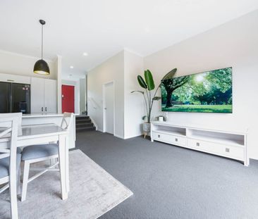 Sun-Filled Modern 3 Bedroom Home in Hobsonville! - Photo 3