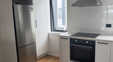 Stylish Townhouse in Highbury - Photo 2