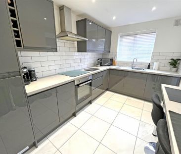 3 bedroom Semi-detached house to rent - Photo 2