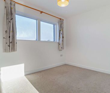 Well-presented four-double-bedroom property complete with three bat... - Photo 5