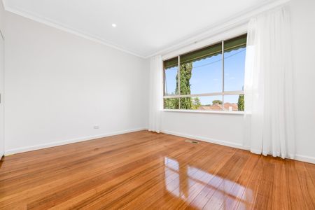 Newly Renovated Home in Sought After Pocket of Ashwood - 2 Living Spaces - Photo 2