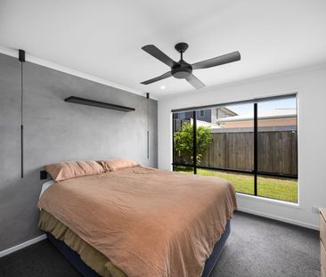 4 Bedroom Modern Family Living in Palmview - Photo 3