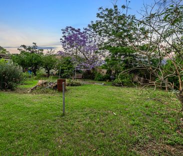 Neat & tidy 4-5 bedroom home with large yard! - Photo 3