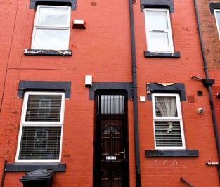 2 bedroom House in Hyde Park, Leeds - Photo 2