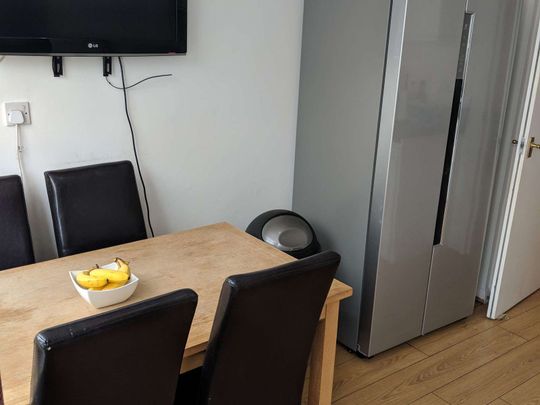 Flanders Crescent Room 4 - Photo 1