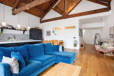 Stunning, two bedroom apartment located in one of Kingsland Road's most sought after developments. - Photo 3